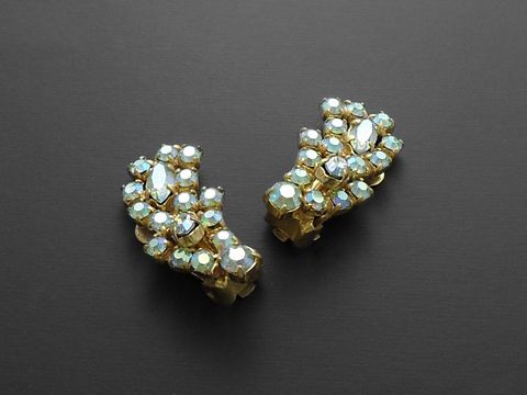 Strass Ohrclip - fein - grün-schimmer - Strass Schmuck von Juwelier Harnisch, elegante Ohrclips mit funkelnden Strasssteinen in goldfarbenem Rahmen. Perfekt für festliche Anlässe.