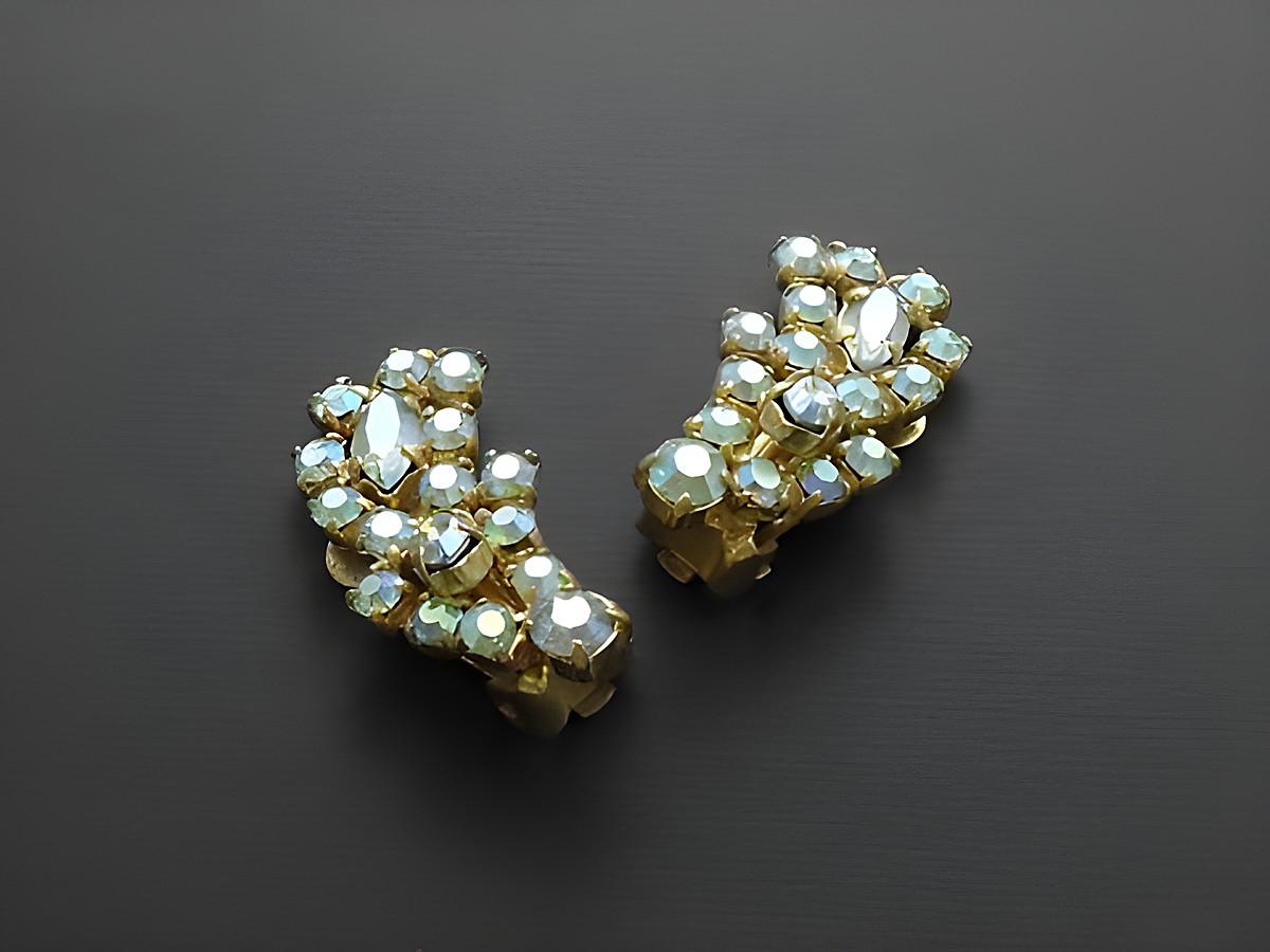 Strass Ohrclip - fein - grün-schimmer - Strass Schmuck von Juwelier Harnisch, elegante Ohrclips mit funkelnden Strasssteinen in goldfarbenem Rahmen. Perfekt für festliche Anlässe.