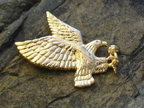 45536-0 Gold Anhänger Adler mit Schlange aus Gold 333, Hersteller: Juwelier Harnisch, detailreiche Darstellung eines fliegenden Adlers mit einer Schlange in den Krallen, hochwertige Verarbeitung.