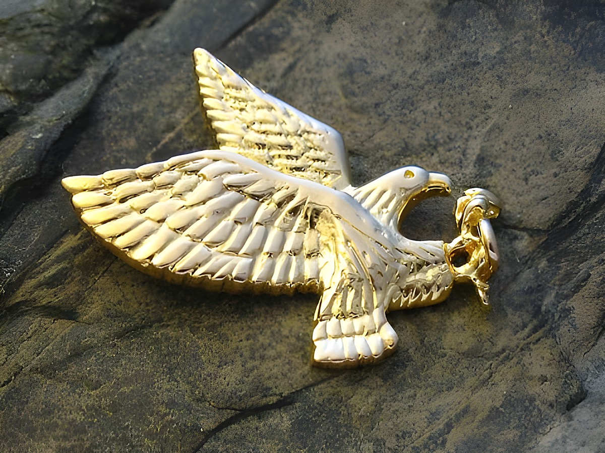 Gold Anhänger Adler mit Schlange aus Gold 333, Hersteller: Juwelier Harnisch, detailreiche Darstellung eines fliegenden Adlers mit einer Schlange in den Krallen, hochwertige Verarbeitung.