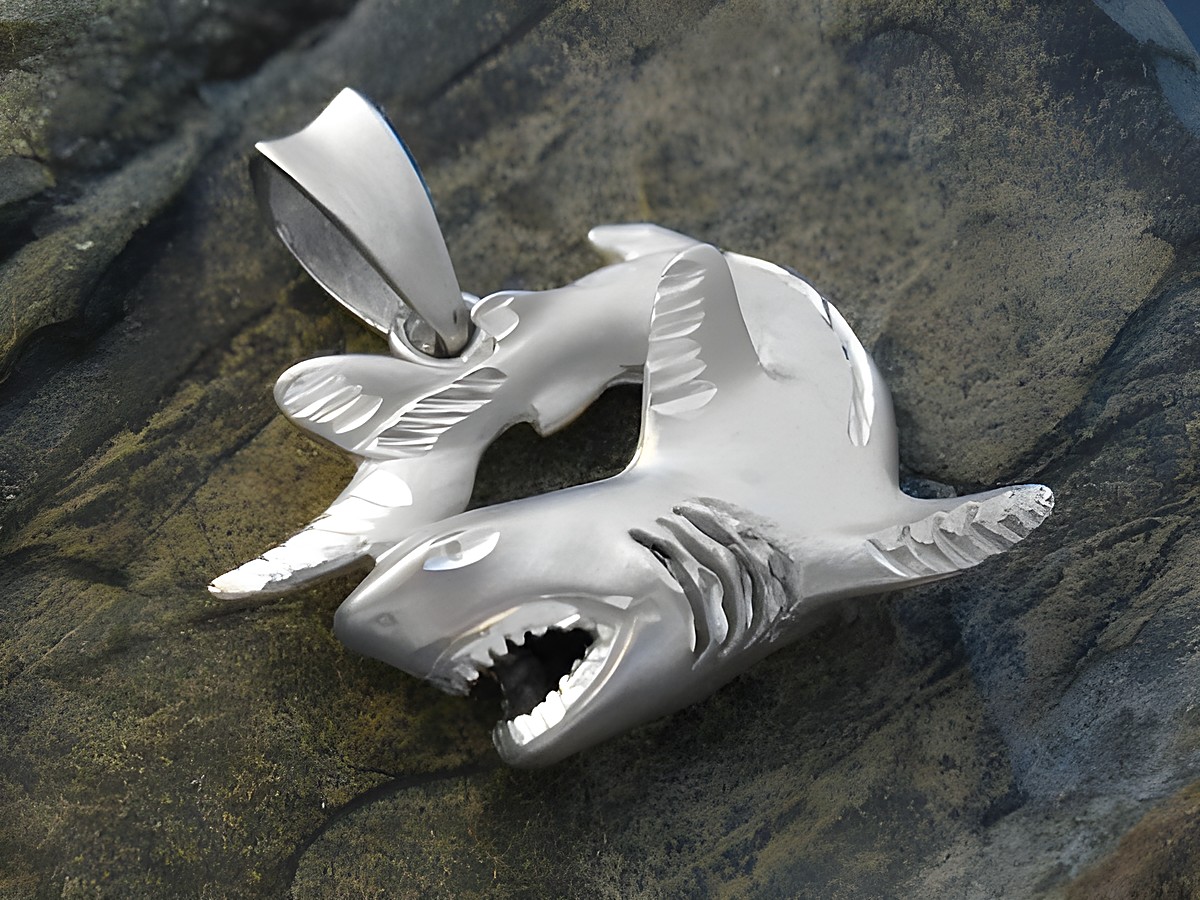 Ein detaillierter Anhänger aus 925 Sterling Silber in Form von zwei angreifenden Haien, hergestellt von Juwelier Harnisch, ideal für Tierliebhaber und Hai-Fans.