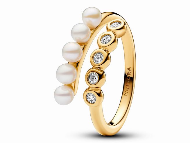 Der Ring von Pandora in Gelbgold vergoldet zeigt einen eleganten Mix aus Zuchtperlen und funkelnden Steinen, ideal für stilvolle Akzente, Größe 58.
