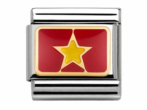 Das Bild zeigt einen Classic Charm von Nomination mit der Flagge Vietnams, bestehend aus rotem Emaille mit einem goldenen Stern auf einem rechteckigen Hintergrund.