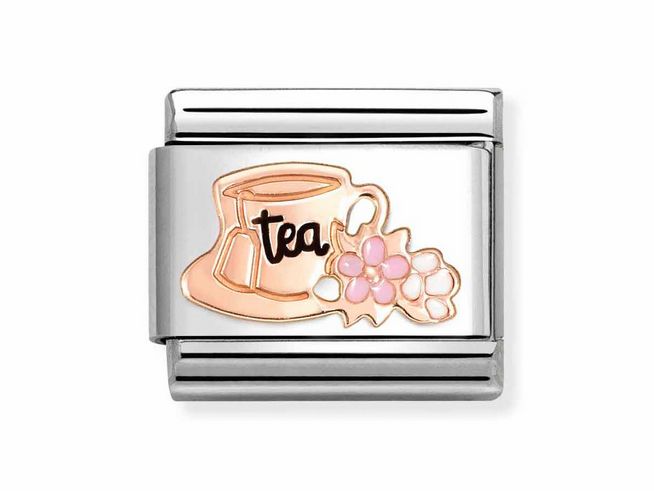 Tasse mit der Aufschrift tea in Roségold und einer blühenden Pflanze als Design, dargestellt auf einem silbernen Hintergrund. Emaille Verarbeitung für einen eleganten Look.