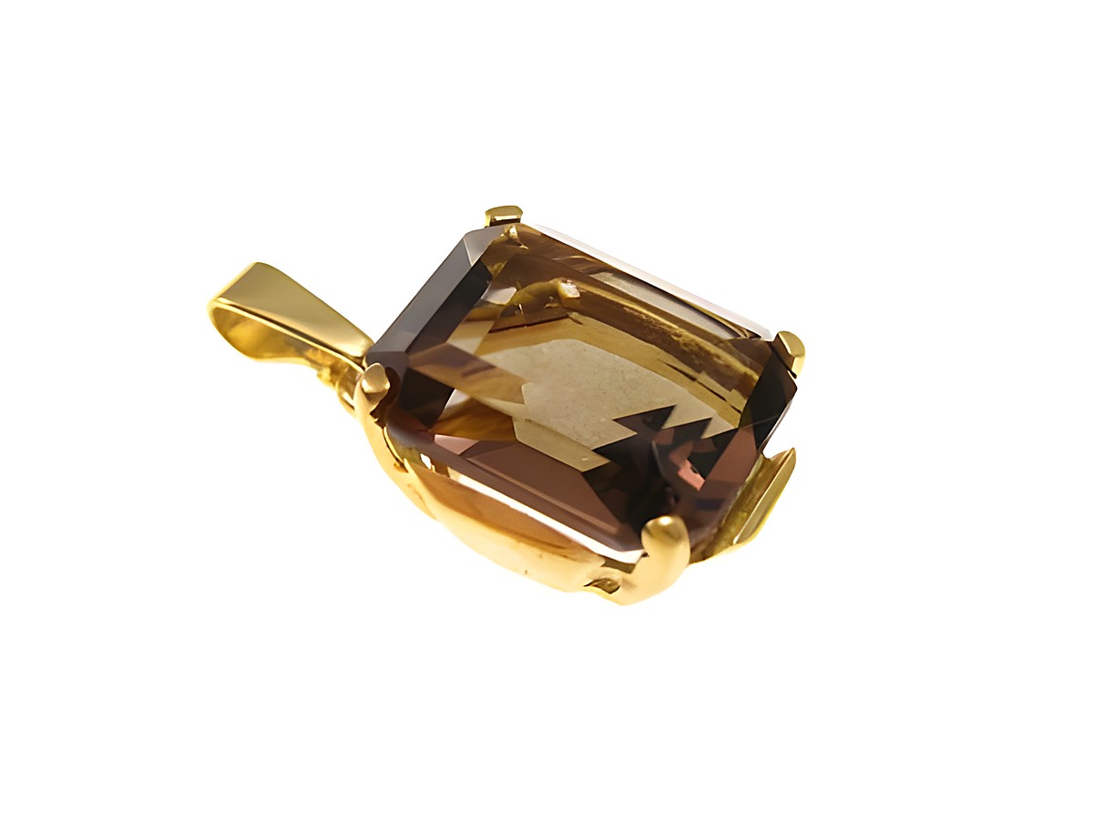 Dunkelgoldener Anhänger mit einem klaren, facettierten Rauchquarz in quadratischer Form, der einen Durchmesser von 14 mm hat, hergestellt von Juwelier Harnisch.