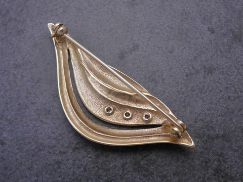 Gold Brosche in Form eines stilisierten Blattes aus Gold 333 mit Zirkonia, nobel und elegant, Anstecknadel, Hersteller Juwelier Harnisch, ideale Brosche für besondere Anlässe.