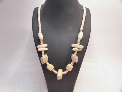 Holzkette aus naturbraunem Holz mit verschiedenen Formen, 23 mm dick und 60 cm lang, hergestellt von Juwelier Harnisch, idealer Schmuck für einen natürlichen Look.