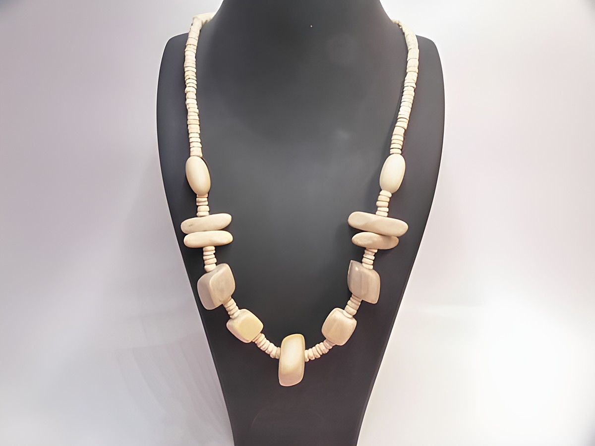 Holzkette aus naturbraunem Holz mit verschiedenen Formen, 23 mm dick und 60 cm lang, hergestellt von Juwelier Harnisch, idealer Schmuck für einen natürlichen Look.