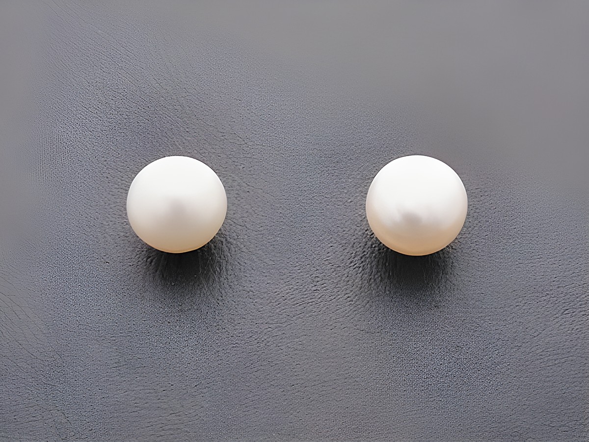 Perlenohrringe mit Zuchtperlen aus Sterling Silber 7mm flat in rhodiniertem Finish, Hersteller Juwelier Harnisch, elegante und zeitlose Schmuckstücke.