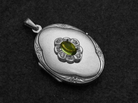 Medaillon aus Sterling Silber mit einem hellgrünen Peridot Cabochon und Brillanten, filigran gestaltet, vom Hersteller Juwelier Harnisch. Ideal als elegantes Schmuckstück.