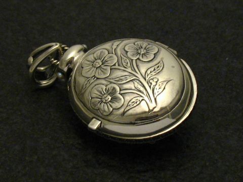 Medaillon aus Sterling Silber mit nostalgischem floralem Design, hergestellt von Juwelier Harnisch, verziert mit einer Perle, ideal für Sammler und Liebhaber feiner antiquarischer Schmuckstücke.