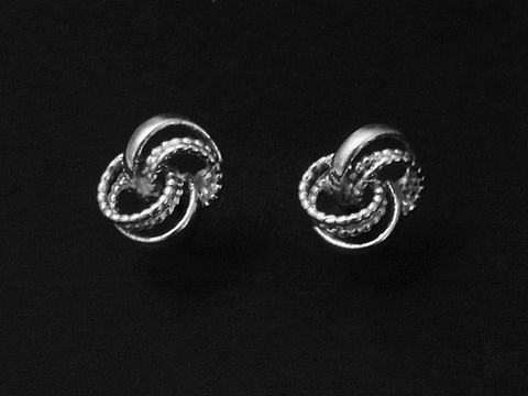 Silber Ohrringe in Form von verschlungenen Ringen. Ohrstecker ohne Stein, rhodiniert, Hersteller Juwelier Harnisch. Elegantes Design für feierliche Anlässe.