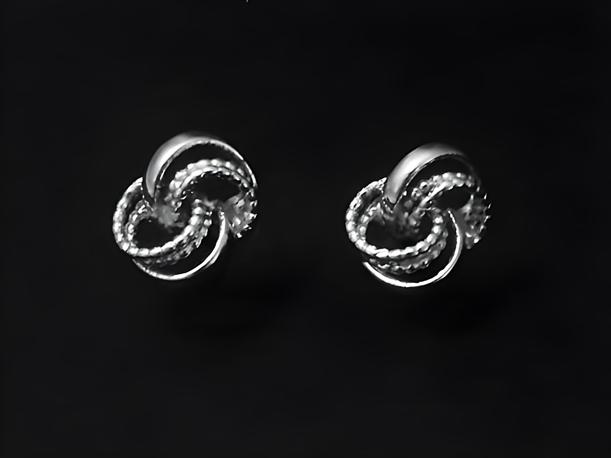 Silber Ohrringe in Form von verschlungenen Ringen. Ohrstecker ohne Stein, rhodiniert, Hersteller Juwelier Harnisch. Elegantes Design für feierliche Anlässe.