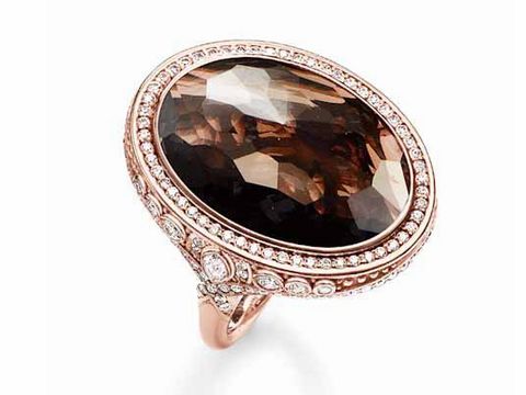 Ring von Thomas Sabo aus Sterling Silber mit vergoldetem Roségold, ausgestattet mit einem ovalen Rauchquarz und Zirkonia in Braun, Größe 56.