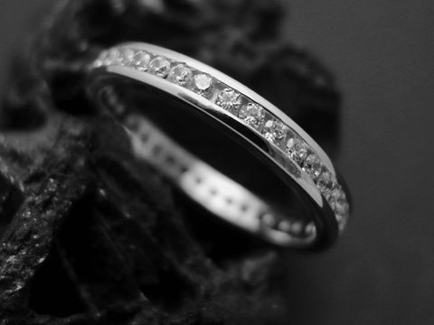Silberring Memory Ring 3 mm mit weißen Zirkoniasteinen, aus rhodiniertem Sterling Silber in Größe 52, vom Hersteller Juwelier Harnisch, elegant und funkelnd.