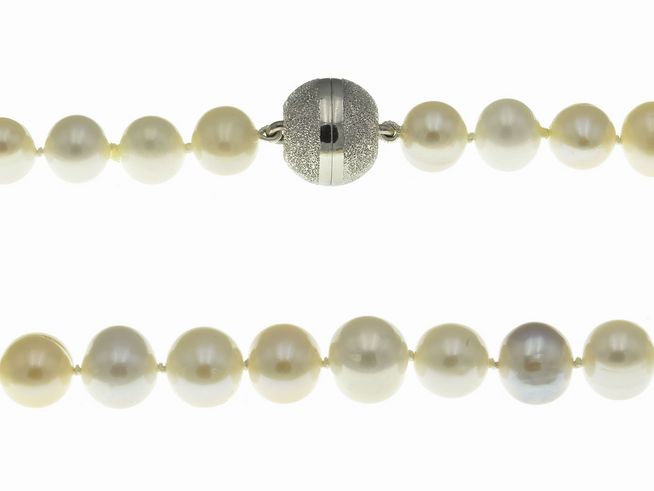 Mehrfarbige Perlenkette mit Süßwasser Zuchtperlen von 47 cm Länge, klassisch gestaltet und mit einem eleganten Verschluss des Herstellers Juwelier Harnisch.