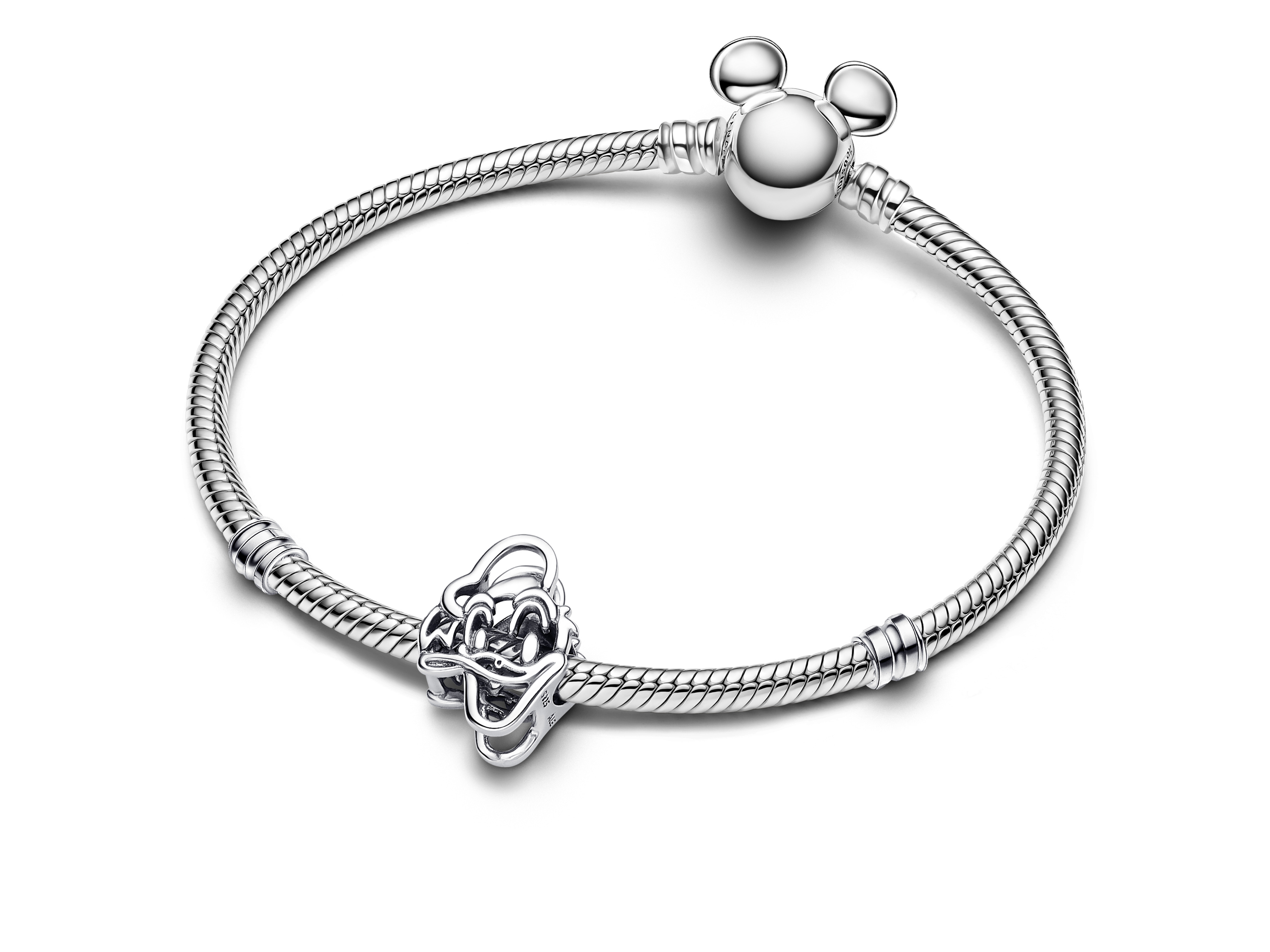 Eine silberne Armbänder von Pandora mit einem Donald Duck Charm und einem Mickey Mouse Verschluss, beide aus Sterling Silber, ideal für Disney-Fans und als Geschenk.