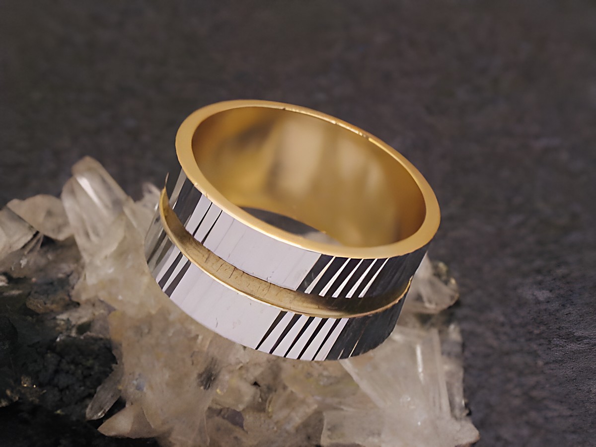 Bicolor City Party Ring aus 9,7 mm breitem Material in Größe 56, Hersteller Juwelier Harnisch, zeigt eine Kombination aus goldenen und silbernen Elementen mit dekorativen Streifen.