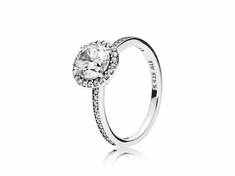 Klassischer Silberring von Pandora in Größe 52 mit einem großen, funkelnden Stein und umrandenden Zirkonia für elegante Akzente. Perfekt für besondere Anlässe.