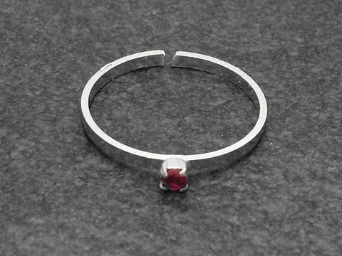 Zierlicher Silberring mit verstellbarer Größe und einem roten Rubinstein, rhodiniert, hergestellt von Juwelier Harnisch.