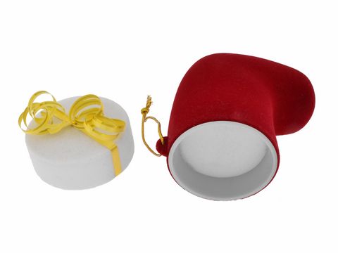 Geschenkschachtel für Weihnachten in Form eines roten Stiefels mit weißem Innenleben. Die Schachtel hat eine Höhe von 7 cm und stammt vom Hersteller Juwelier Harnisch.