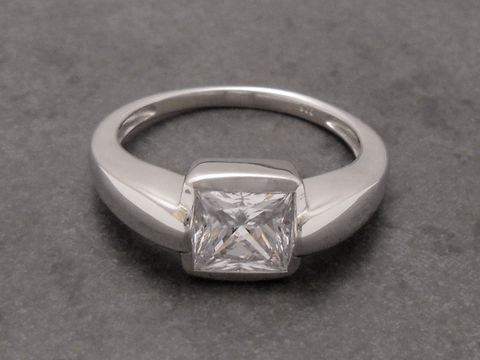 Zeitloser Ring aus rhodiniertem Sterling Silber mit Zirkonia, Größe 50, Hersteller Juwelier Harnisch, elegant und schlicht im Design. Ideal für jeden Anlass.