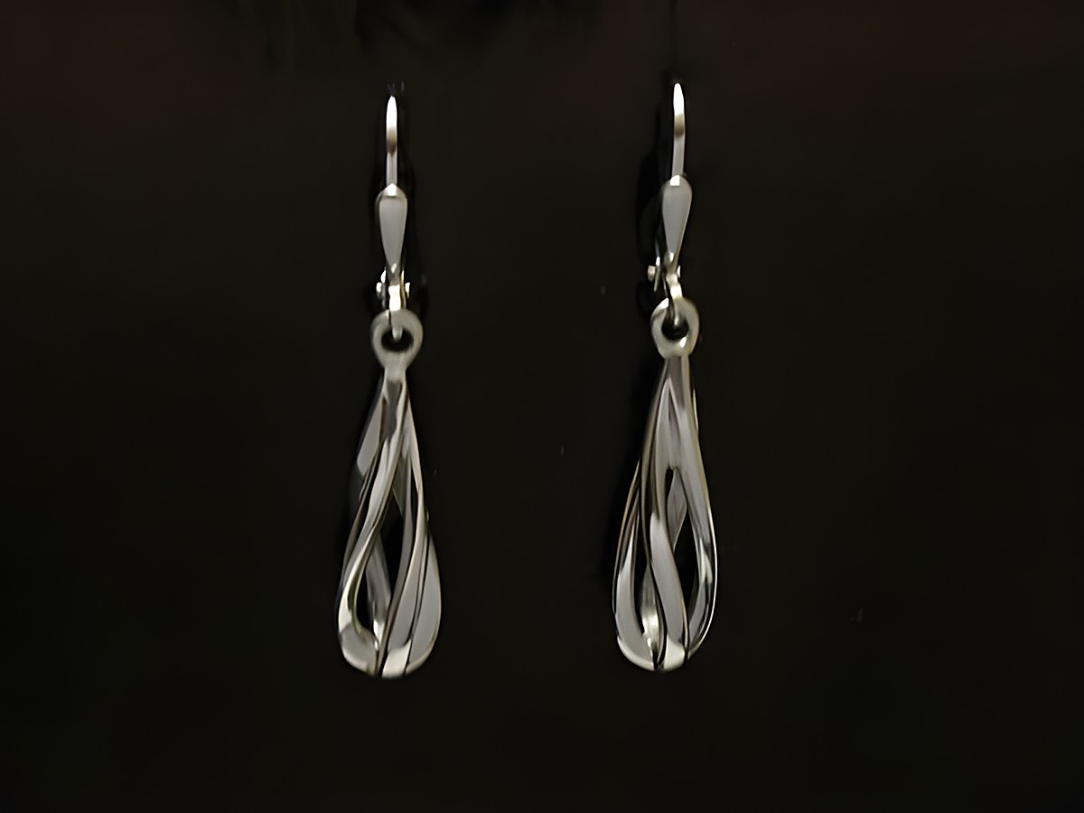 Ohrringe als Hänger aus Sterling Silber rhodiniert, beweglich, vom Hersteller Juwelier Harnisch, ohne Stein, elegantes Design in geschwungener Form.