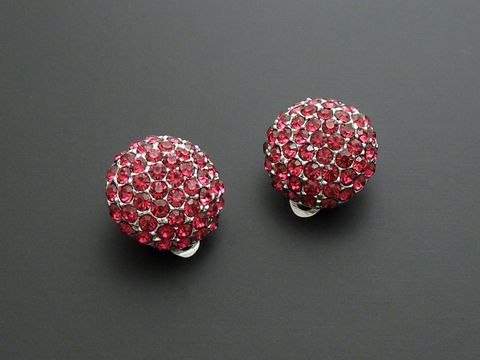 Strass Ohrclip - red dreams - rot - Strass Schmuck von Juwelier Harnisch, elegante, runde Ohrclips mit funkelnden roten Strasssteinen, ideal für besondere Anlässe.