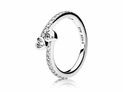 Silberner Ring von Pandora mit zwei Zirkonia-Steinen und feiner Verzierung, Größe 58/18,5, für ein Gefühl von unendlicher Liebe und Eleganz.