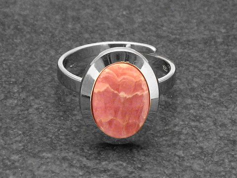 Silberring mit ovalem, verstellbarem Design, gefasst mit einem rhodinierten Rhodochrosit-Stein in sanften Rosa-Tönen, Hersteller Juwelier Harnisch.