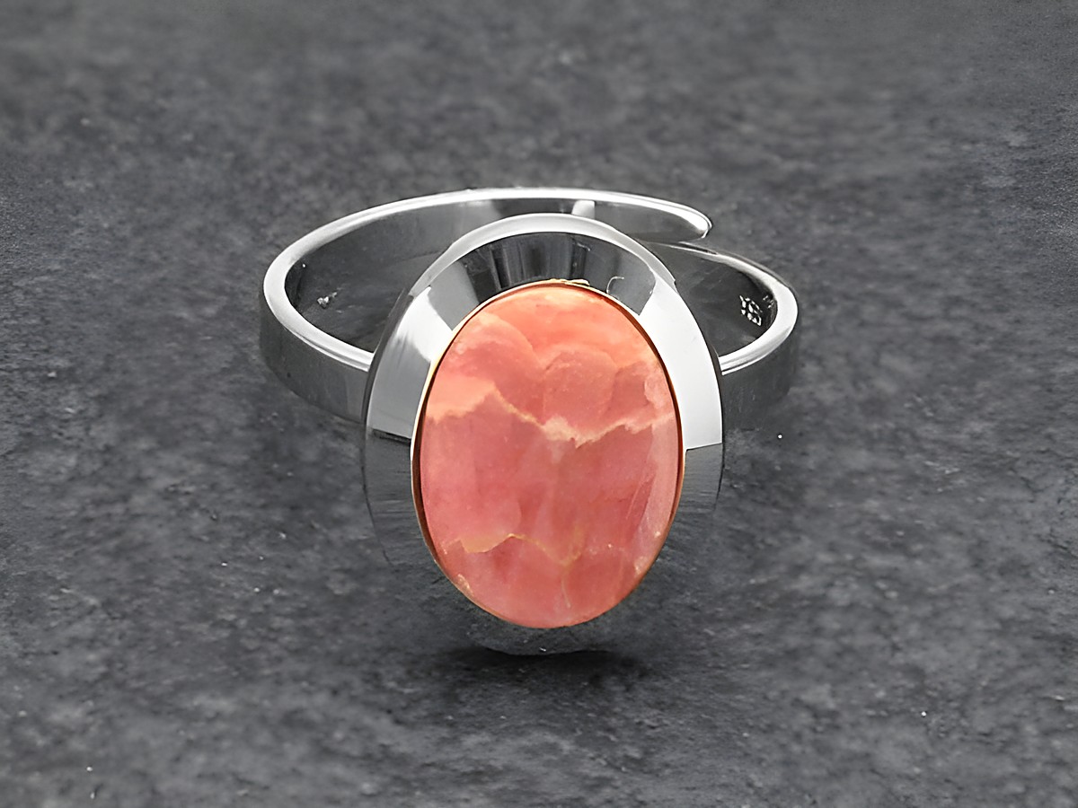 Silberring mit ovalem, verstellbarem Design, gefasst mit einem rhodinierten Rhodochrosit-Stein in sanften Rosa-Tönen, Hersteller Juwelier Harnisch.