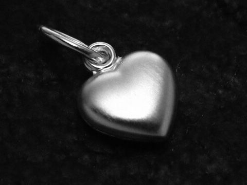 Herz Anhänger mattiert und poliert aus Sterling Silber mit einem Durchmesser von 8 mm, hergestellt von Juwelier Harnisch, plastisch gestaltet, ideal als Schmuckstück für jeden Anlass.