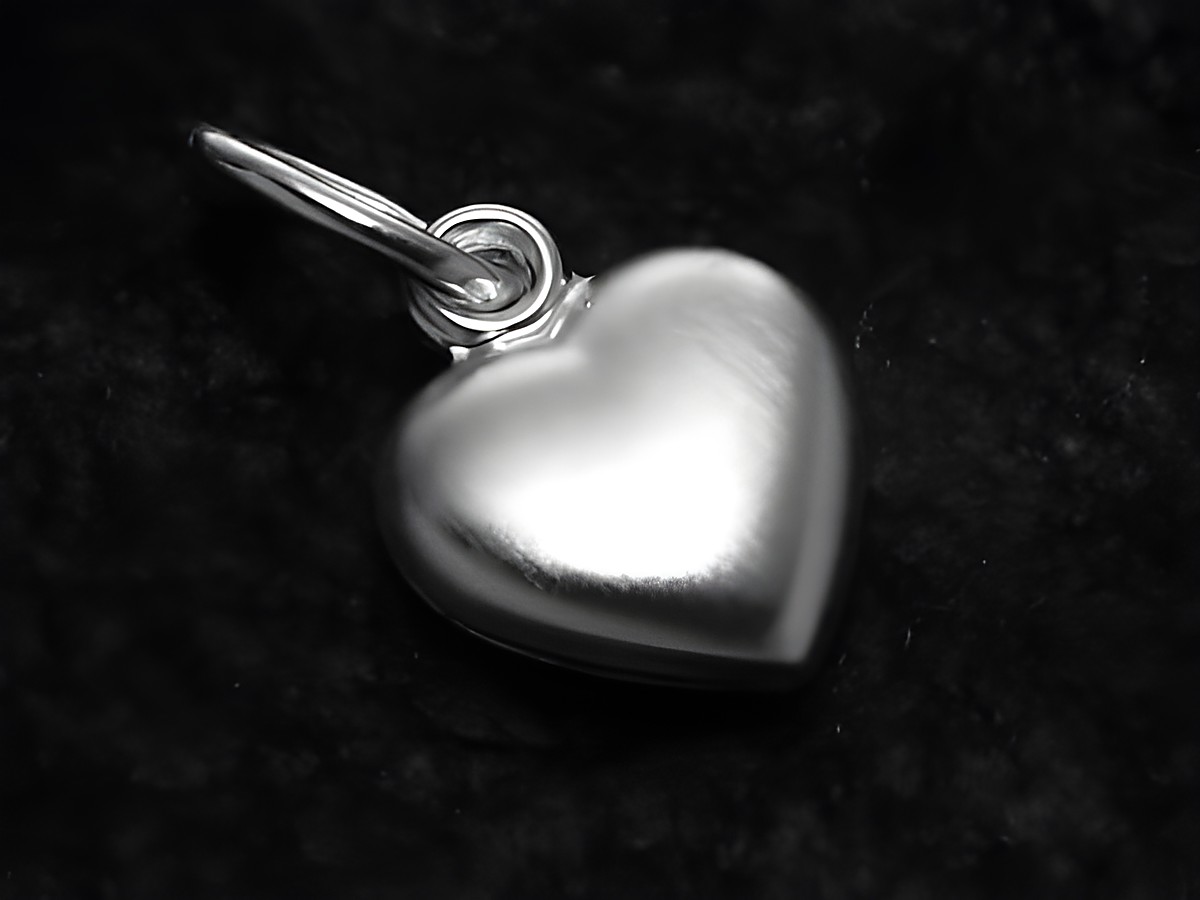 Herz Anhänger mattiert und poliert aus Sterling Silber mit einem Durchmesser von 8 mm, hergestellt von Juwelier Harnisch, plastisch gestaltet, ideal als Schmuckstück für jeden Anlass.