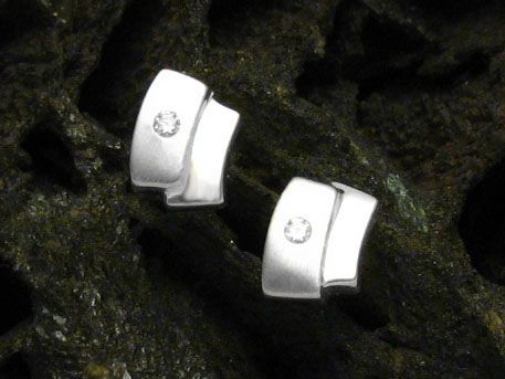 Ohrringe DESIGN 925 Sterling Silber zeitlos Zirkonia von Juwelier Harnisch, elegant und modern gestaltet mit funkelndem Zirkonia, ideal für jeden Anlass.