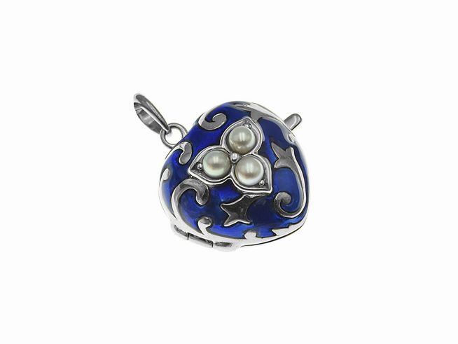 Silber Medaillon in Herzform mit nostalgischem, blauen Lack und drei Zuchtperlen. Hersteller: Juwelier Harnisch, elegant und wertvoll.