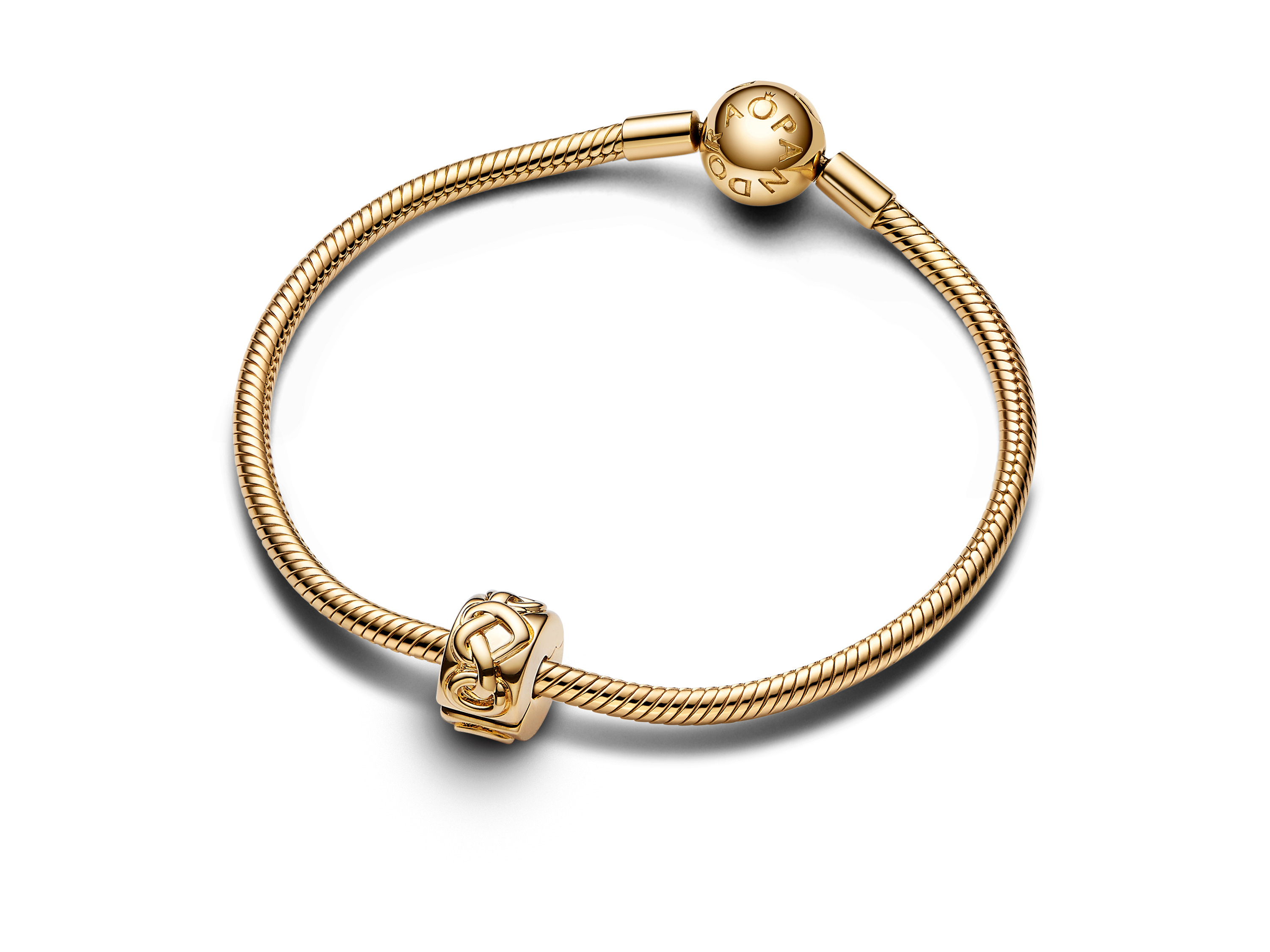 Ein eleganter Pandora Armreif aus vergoldetem Silber mit einem Liebesknoten Clip-Stopper in Gelbgold, der stilvoll und ansprechend gestaltet ist.