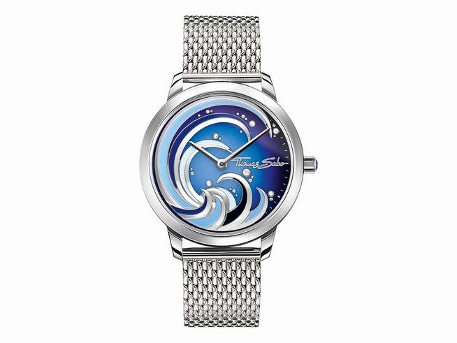 Damenuhr von Thomas Sabo mit Edelstahlgehäuse und Edelstahlband, Zifferblatt in Blau mit wellenförmigem Design und silbernen Akzenten, markanter Schriftzug auf dem Zifferblatt.
