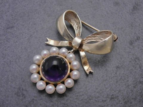 Gold Brosche als Schleife - Gold 585 - Amethyst + Zuchtperle - Anstecknadel, Hersteller: Juwelier Harnisch, Broschen, elegant gestaltete Brosche mit einem großen Amethyst umgeben von Zuchtperlen.