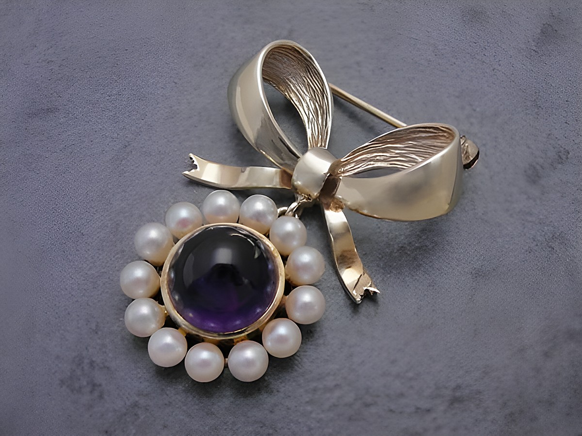 Gold Brosche als Schleife - Gold 585 - Amethyst + Zuchtperle - Anstecknadel, Hersteller: Juwelier Harnisch, Broschen, elegant gestaltete Brosche mit einem großen Amethyst umgeben von Zuchtperlen.
