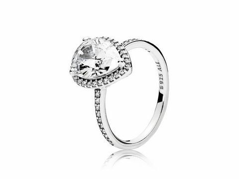 Strahlender Tropfen Ring aus Silber mit einer großen, klaren, tropfenförmigen Ziersteine und funkelnden Details. Größe 52 von Pandora. Elegantes Schmuckstück für besondere Anlässe.