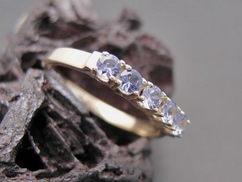 Eleganter Goldring in Gr. 54,5 mit synthetischem Aquamarin, Gold 333, Hersteller Juwelier Harnisch, bis Gr. 56/18, fünf schimmernde Steine in feiner Fassung.