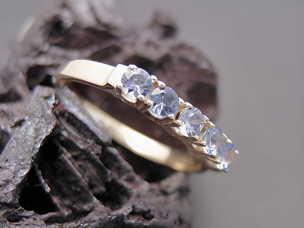 Eleganter Goldring in Gr. 54,5 mit synthetischem Aquamarin, Gold 333, Hersteller Juwelier Harnisch, bis Gr. 56/18, fünf schimmernde Steine in feiner Fassung.