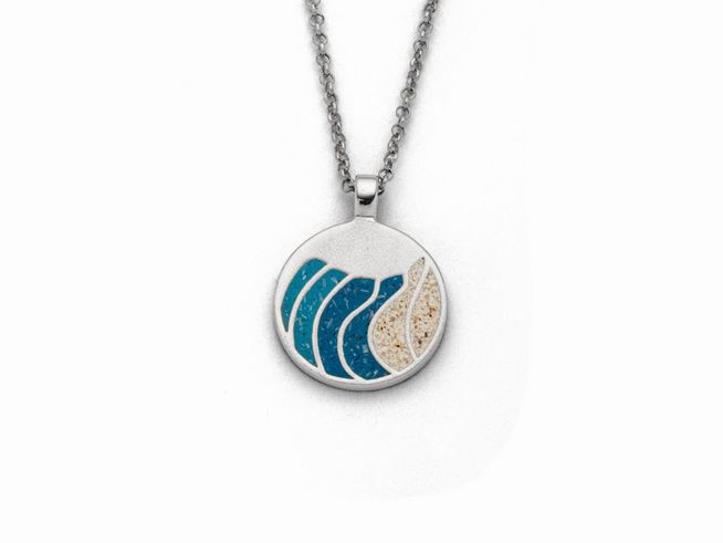 Sterling Silber Kette mit rundem Anhänger, verziert mit Wellenmotiven aus blauen und sandfarbenen Steinen, harmonisch im Design und perfekt für jeden Anlass.