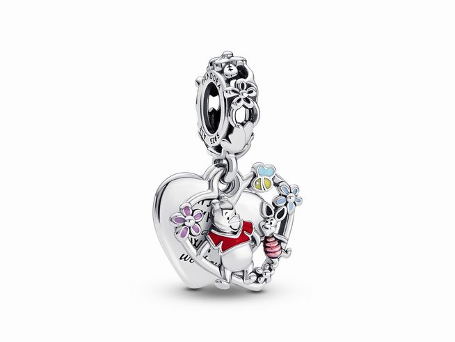 Der charmante doppelte Anhänger zeigt Winnie Puuh und Ferkel, umgeben von bunten Blumen auf einem Herz aus Sterling Silber mit gemischter Emaille, ideal für Disney-Fans.