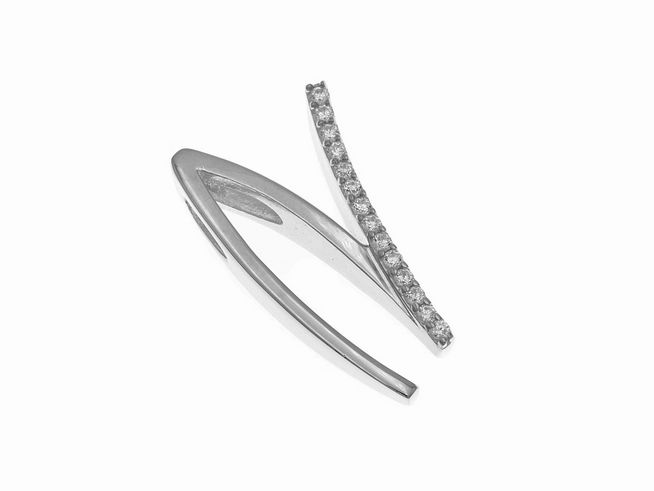 Anhänger aus poliertem rhodiniertem Sterling Silber in der Form des Buchstabens N, verziert mit Zirkonia-Steinen, Hersteller Juwelier Harnisch.