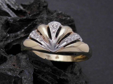 Gold Ring kunstvoll Gold 333 bicolor Diamant Goldring Größe 56,5 Hersteller Juwelier Harnisch bis Größe 58 18,5 auf schwarzem Hintergrund mit glänzender Oberfläche.