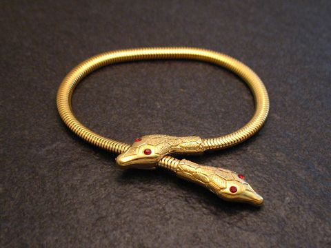 Schlangen Y Armband gut vergoldet 17 cm City Rot, hergestellt von Juwelier Harnisch, mit detaillierten Schlangenkopf-Designs und roten Akzenten.