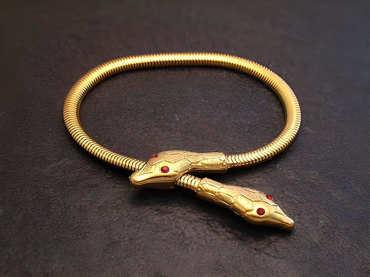 Schlangen Y Armband gut vergoldet 17 cm City Rot, hergestellt von Juwelier Harnisch, mit detaillierten Schlangenkopf-Designs und roten Akzenten.