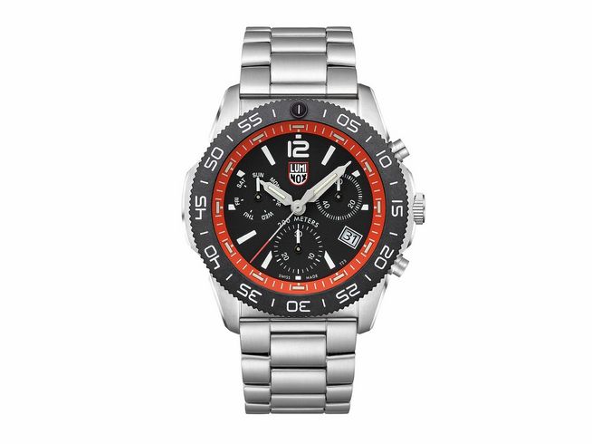 Luminox Uhr XS.3149.M aus der SEA Serie, Pacific Diver Chrono, 44 mm, mit schwarzem Zifferblatt, rotem Lünette, Edelstahlarmband und drei Chronographenanzeigen.
