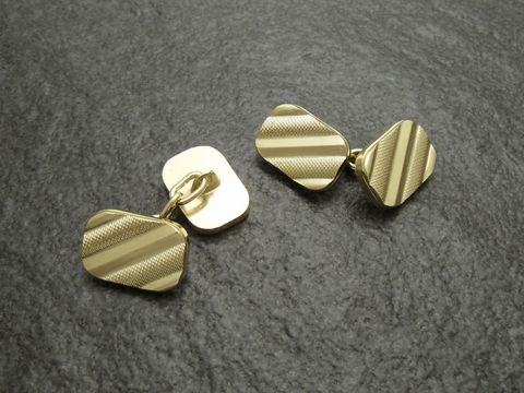 Manschettenknöpfe Kettchen in goldfarbenem Design von Juwelier Harnisch, elegante und stilvolle Beschichtung mit gestreiftem Muster, ideal für formelle Anlässe.
